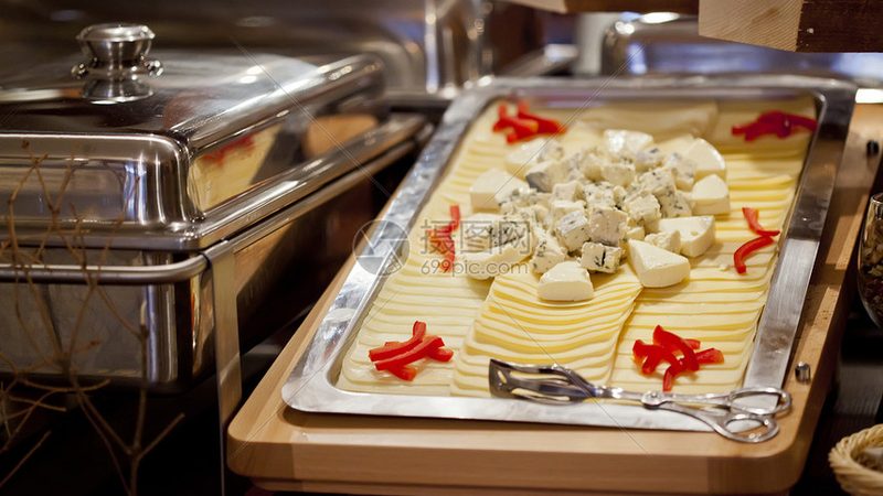 膨化食品：代加工与自产，哪种更胜一筹？**